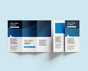 Zwei Flyer mit Wickelfalz nebeneinander liegend