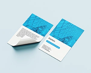 Zwei Flyer nebeneinander liegend zeigen Vorder- und Rückseite