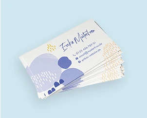 Stapel von Visitenkarten mit Beispiel-Druck in Lila