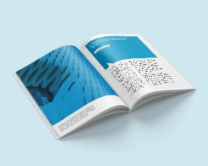 Aufgeschlagene Klebebindung mit Softcover im Hochformat