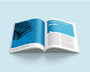 Aufgeschlagene Klebebindung mit Softcover im Hochformat