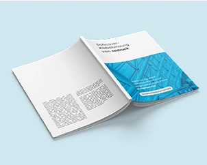 Aufgeschlagene Klebebindung mit Softcover im Hochformat mit Rücken nach oben zeigend