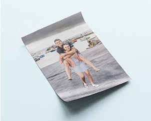 Liegendes Plakat mit Urlaubsmotiv in dreiviertel Ansicht