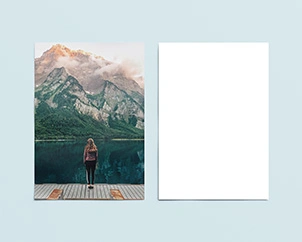 Zwei liegende Plakate mit Urlaubsmotiv zeigen bedruckte Vorder- und unbedruckte Rückseite