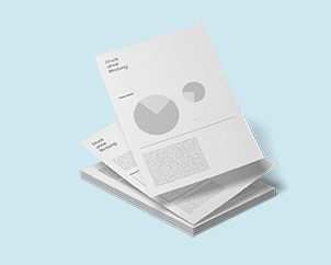 Lose Blattsammlung auf Stapel fallend